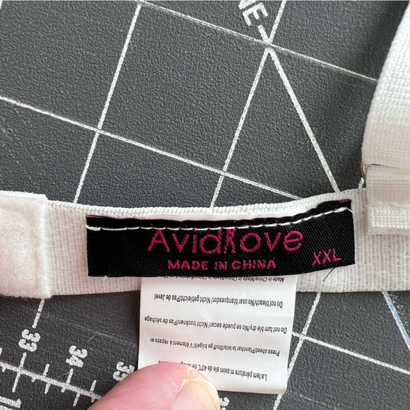 Elegant White Lace Lingerie Set with Choker Detail – Bra and Panty Duo - Picture 5 of 6